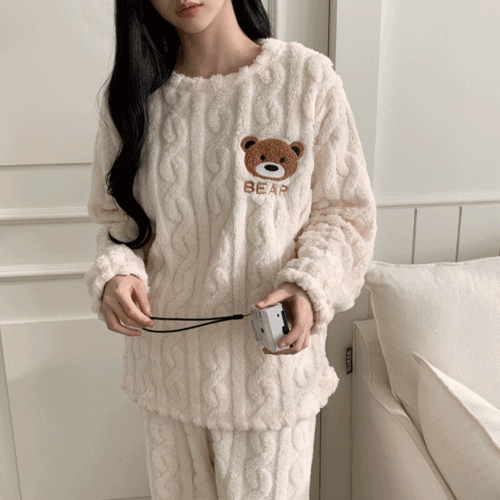 [무배] 하리보 곰돌이 꽈배기 맨투맨 겨울 극세사 홈웨어 세트 수면 잠옷
