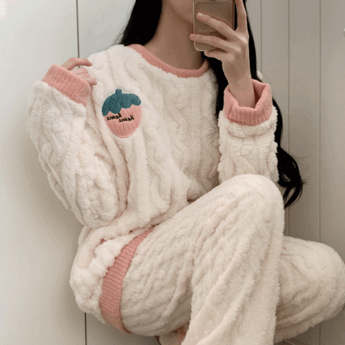 [무배] 딸기슈 도톰 배색 극세사 꽈배기 맨투맨 홈웨어 겨울 파자마 세트 수면 잠옷